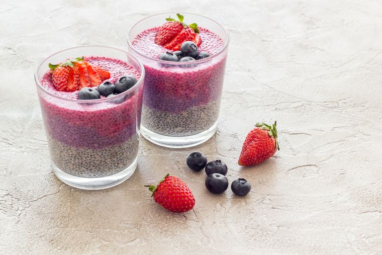 Una receta de pudding de chía de frutos rojos aporta fibra, antioxidantes y ácidos grasos omega-3. Una receta de pudding de chía de frutos rojos aporta fibra, antioxidantes y ácidos grasos omega-3.