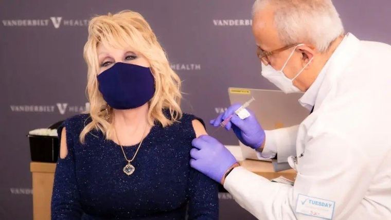 Dolly Parton animó a sus fans a vacunarse contra el Covid durante la pandemia.
