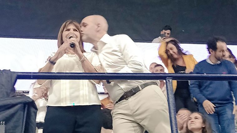 Besos Patricia Bullrich y Horacio Rodríguez Larreta muestran gestos de distensión pero la pelea sigue. Foto: Twitter