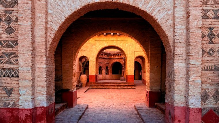 El adobe continúa siendo uno de los materiales característicos de la arquitectura tradicional de Marrakech y el sur de Marruecos.