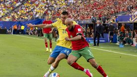 Roger Ibañez, lateral de Brasil, disputa el balón con Noussair Mazraoui de Marruecos. Roger Ibañez, lateral de Brasil, disputa el balón con Noussair Mazraoui de Marruecos.