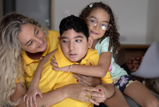 Anne Caroline Rosa con Moisés y María: las madres solteras son la mayoría de las cuidadoras de niños con síndrome congénito de zika.