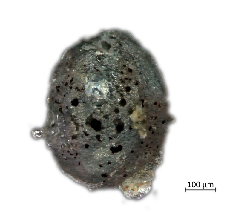 Se trata de un meteorito extremadamente raro, ya que contiene una rarísima aleación de aluminio y cobre así como cuasicristales Foto: EFE/ Agencia Espacial Italiana