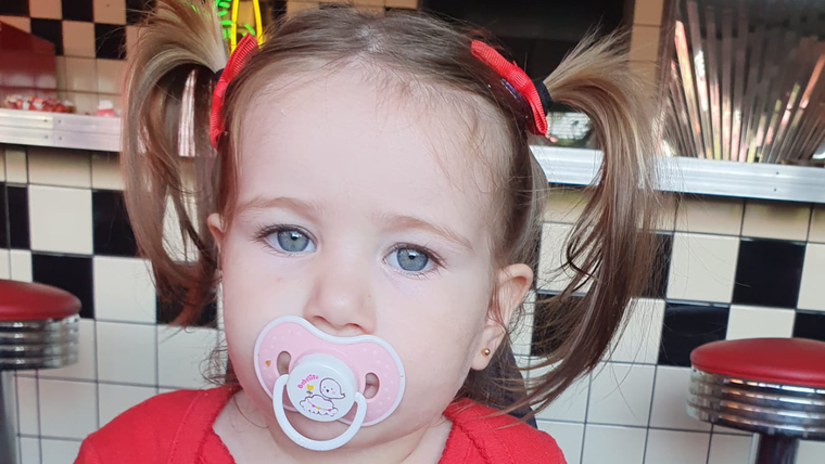 Fiorella Bersano fue diagnosticada con Atrofia Muscular Espinal (AME) tipo II, una enfermedad genética degenerativa que va matando las neuronas motoras. Foto: Campaña en Instagram