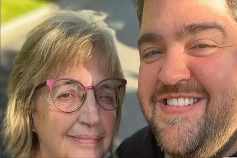 Darío junto a su madre. Darío junto a su madre.