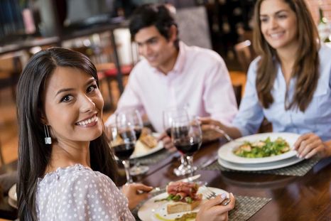 Ellos salieron a comer y eligieron el Pinot Noir.