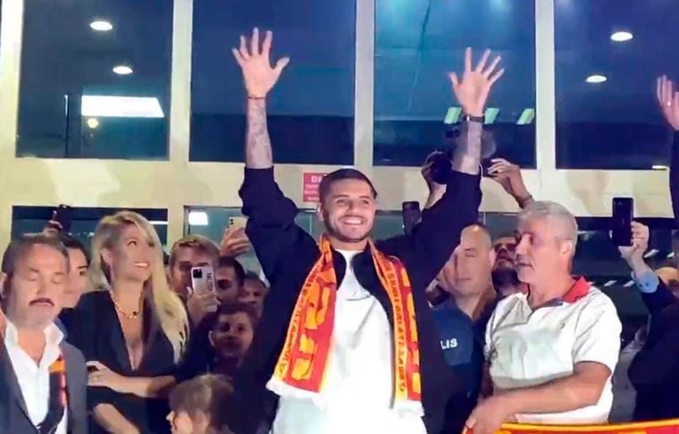 Icardi tuvo una efusiva bienvenida de los hinchas del Galatasaray en el aeropuerto de Estambul.