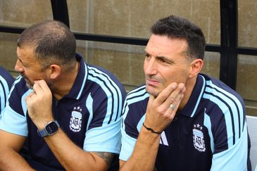 Lionel Scaloni trabaja en la elección del futbolista que ocupará el último lugar disponible en la lista de 26 convocados. Lionel Scaloni trabaja en la elección del futbolista que ocupará el último lugar disponible en la lista de 26 convocados.
