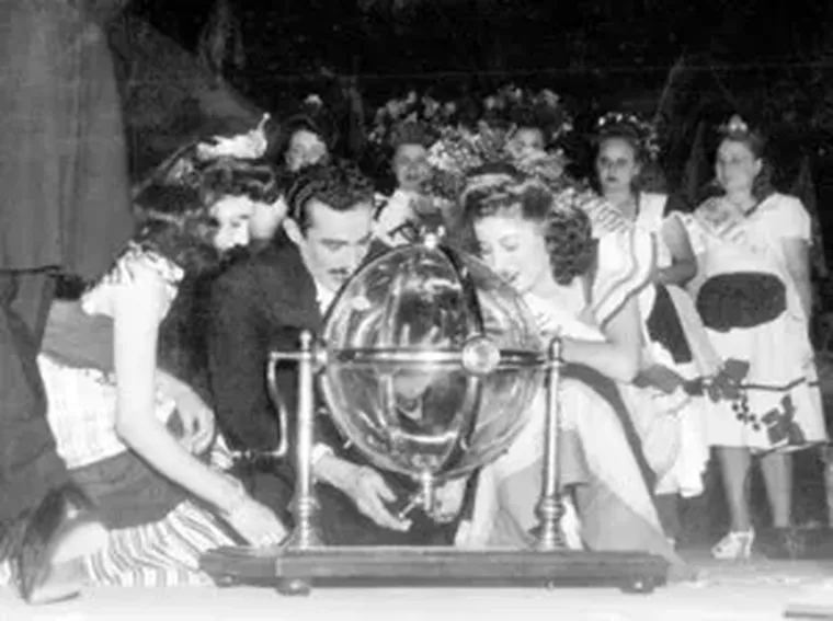 La corona se decidió por sorteo en un bolillero. La corona se decidió por sorteo en un bolillero.