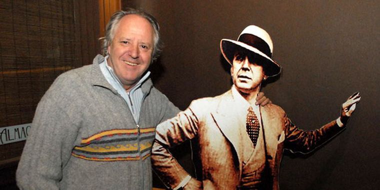 Luis, junto a Gardel, en la puerta de Almacén de Tango. Foto: NACHO GAFFURI