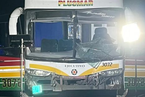 Tres colectivos que trasladaban simpatizantes de Estudiantes de La Plata hacia Santiago del Estero colisionaron en la madrugada de este sábado sobre la Ruta Nacional 8. Foto: 0221