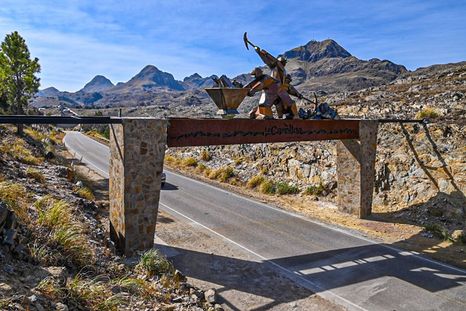 La Carolina es un pueblo de San Luis reconocido por ONU Turismo por su patrimonio, su paisaje serrano y su historia minera. La Carolina es un pueblo de San Luis reconocido por ONU Turismo por su patrimonio, su paisaje serrano y su historia minera.