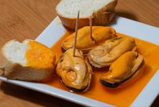 En España, esta receta se volvió popular en las conservas gallegas, especialmente en la región de las Rías Baixas, famosa por sus mejillones de alta calidad.