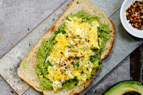 ¡Llenate de energía! Tostada con huevo revuelto y palta para un desayuno saludable ¡Llenate de energía! Tostada con huevo revuelto y palta para un desayuno saludable