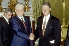 El entonces presidente de Estados Unidos, Bill Clinton, junto a su homólogo ruso, Boris Yeltsin, durante la primera visita oficial del estadounidense a Rusia. Foto: GETTY IMAGES