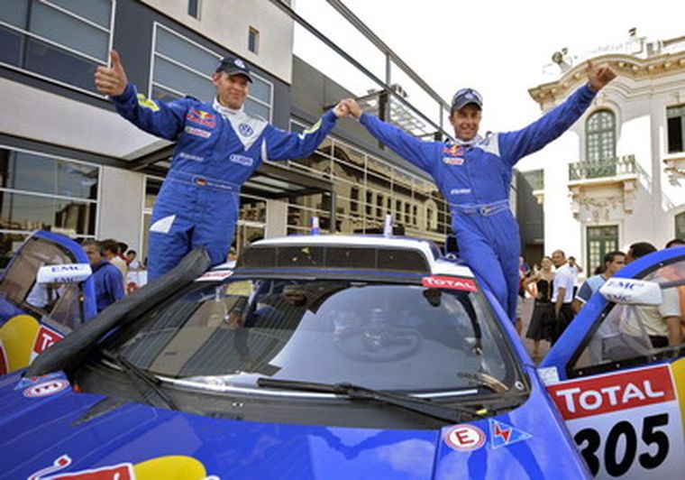 De Villiers y su copiloto festejan el triunfo. Foto: NA