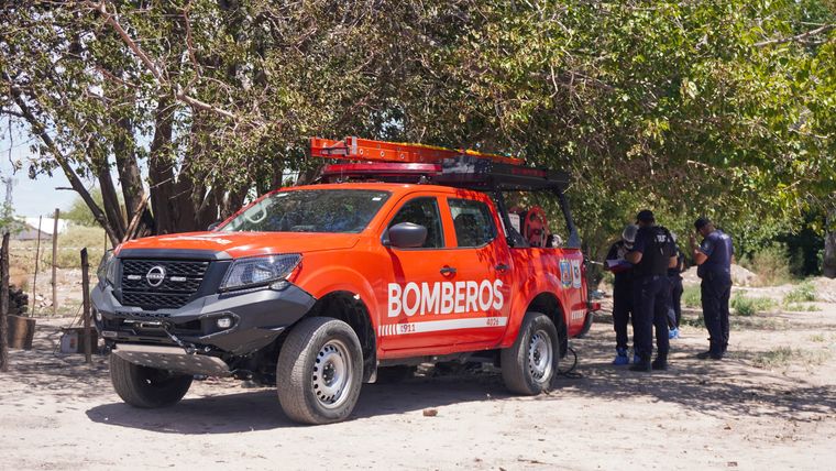 Bomberos trabajando en la escena del incendio. Bomberos trabajando en la escena del incendio. 