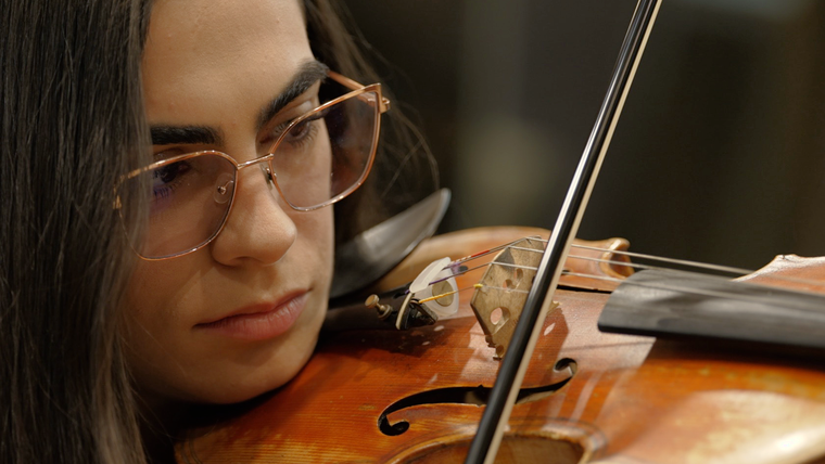 La violinista tiene desde los 5 años estudiando música.