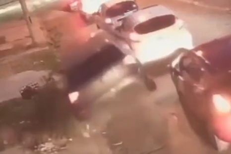 Los delincuentes robaron un auto y luego lo chocaron por las calles de Ramos Mejía antes de abandonarlo. Los delincuentes robaron un auto y luego lo chocaron por las calles de Ramos Mejía antes de abandonarlo.