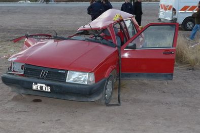 MDZol | Así quedó el Fiat Regata donde iban las víctimas. Foto: Ministerio de Seguridad