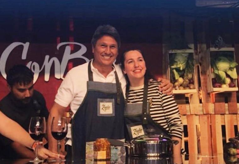 Richard Diumenjo y la chef Narda Lepes en el escenario del Festival ConBoca