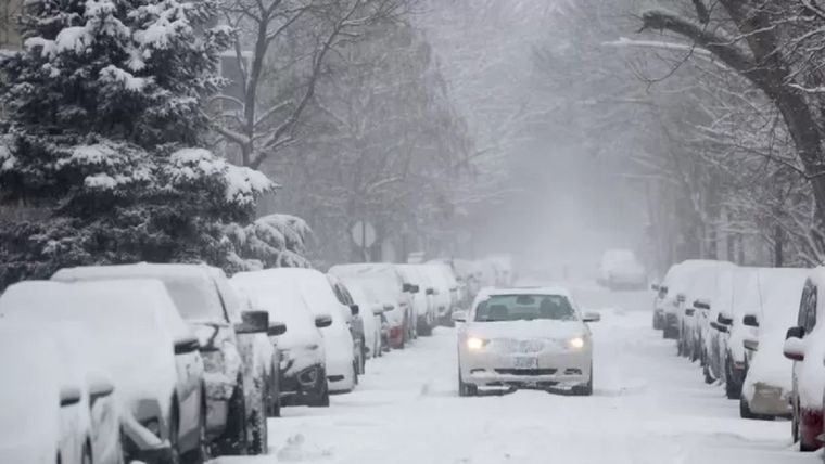 Se espera que las condiciones de nieve y las carreteras congeladas generen caos en los viajes este fin de semana. Foto: Getty Images