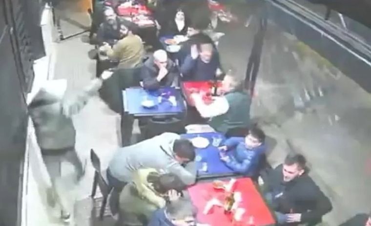 Al menos ocho delincuentes robaron y golpearon a los clientes en un restaurante Foto: Captura de video