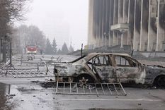 Un auto quemado en la ciudad de Almaty tras las protestas. Foto: REUTERS Un auto quemado en la ciudad de Almaty tras las protestas. Foto: REUTERS