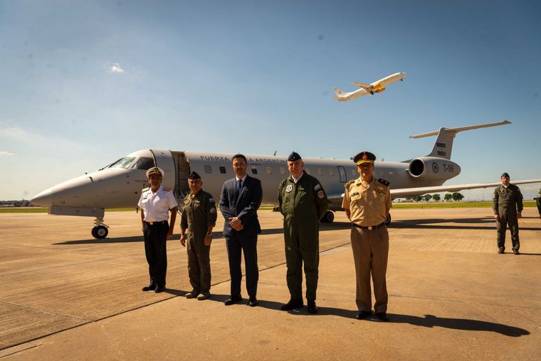 Luis Petri junto al titular del Estado Mayor Conjunto de las Fuerzas Armadas, brigadier general Xavier Julián Isaac; y los jefes de las tres fuerzas. Foto: Ministerio de Defensa
