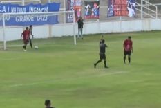 La insólita situación se dio en un partido del Regional Amateur.