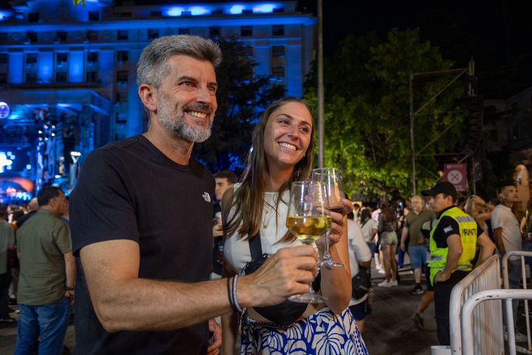 El intendente Ulpiano Suarez se mostró muy contento por la convocatoria que tuvo esta nueva edición de la Peatonal del Vino. El intendente Ulpiano Suarez se mostró muy contento por la convocatoria que tuvo esta nueva edición de la Peatonal del Vino.