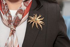 El prendedor regresa como tendencia fuerte en verano 2026. Foto: Shutterstock