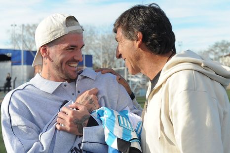 Rodrigo De Paul durante su última visita al Predio Tita junto con Gustavo Costas. Rodrigo De Paul durante su última visita al Predio Tita junto con Gustavo Costas.
