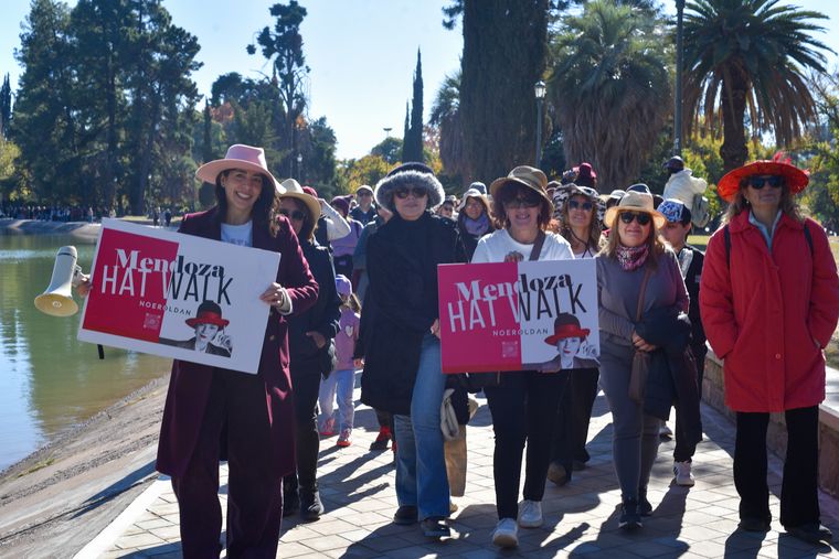 Más de 350 personas con sombrero recorrieron el Parque San Martín. Más de 350 personas con sombrero recorrieron el Parque San Martín.