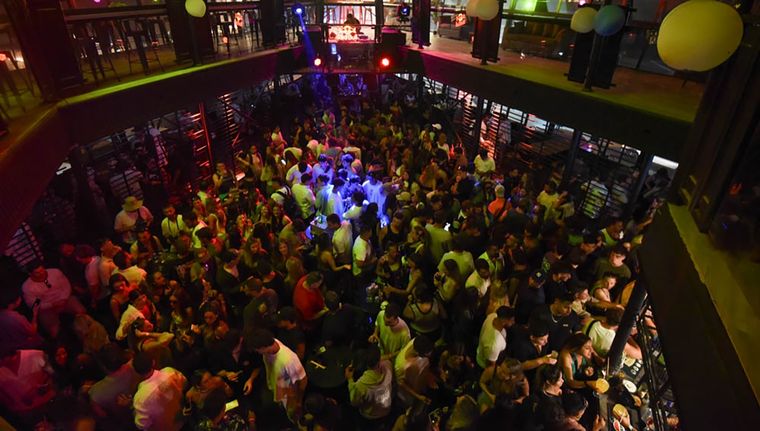 Unas 500 personas en una de las esquinas de Reñaca vivieron una noche 100% argentina en Chile. Foto: Marcos Garc{ia/MDZ