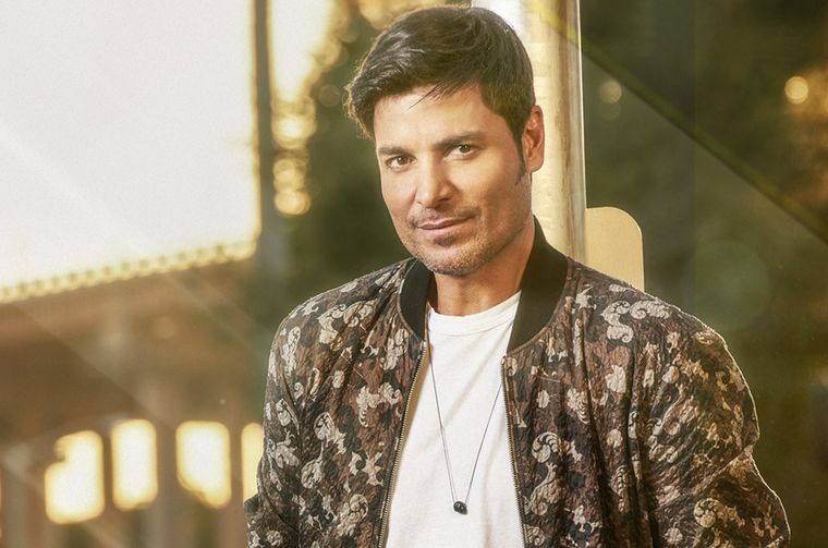 Cuando tenía 26 años, Chayanne hizo su propia versión del clásico navideño Jingle Bell Rock.