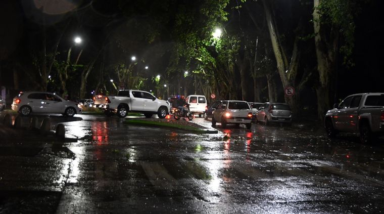 Granizo y lluvia en el parque General San Martín. Granizo y lluvia en el parque General San Martín.