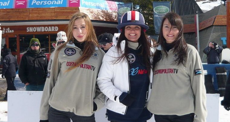 Verónica Varano posó para las cámaras junto a dos promotoras. Foto: Gentileza Colombo-Pashkus