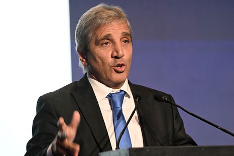 Mientras en el campo celebran por el acompañamiento del clima y las lluvias en la presente campaña, en especial en la cosecha fina (trigo, cebada) el ministro Caputo atribuyó la campaña récord a la baja de impuestos. Mientras en el campo celebran por el acompañamiento del clima y las lluvias en la presente campaña, en especial en la cosecha fina (trigo, cebada) el ministro Caputo atribuyó la campaña récord a la baja de impuestos.