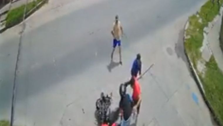 El hecho ocurrió sobre la calle Benedetti, a metros del Camino del Buen Ayre.