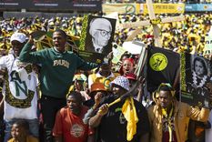 Los partidarios del ANC asisten a la manifestación electoral final del partido celebrada en el estadio FNB en Soweto, Johannesburgo, Sudáfrica. La campaña electoral final se reúne por Todos los partidos principales se celebrarán durante el fin de semana mientras el país se prepara para las elecciones generales del 29 de mayo. Las elecciones se producen 30 años después del fin del apartheid y de las primeras elecciones libres y justas en el país. Foto: EFE/EPA/KIM LUDBROOK