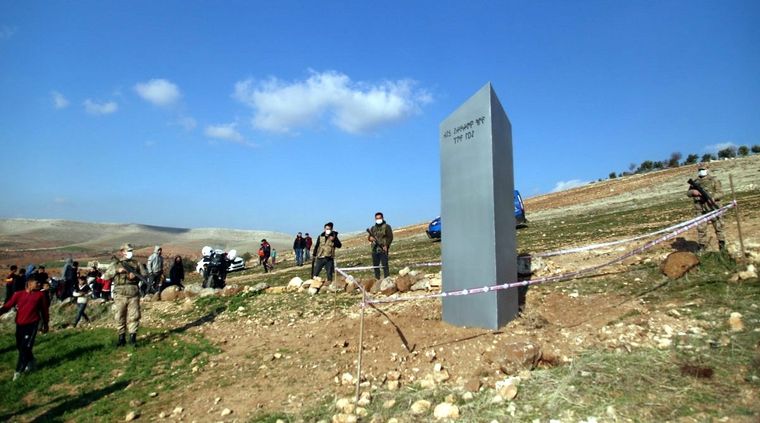 Monolito metálico en Sanliurfa, Turquía.