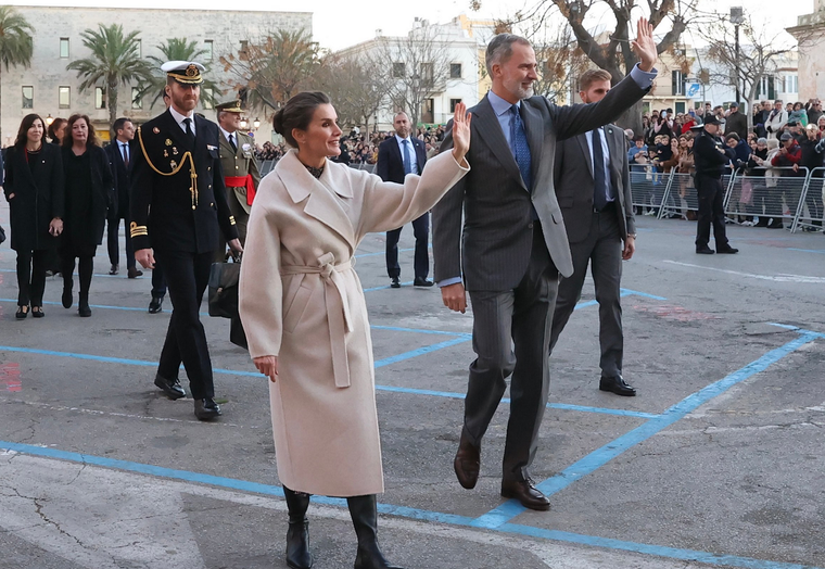 La reina Letizia y el rey Felipe VI se llevaron las miradas de todos en su salida nocturna Foto: Twitter @CasaReal