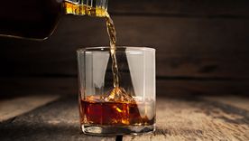 Dar con los mejores whiskies baratos puede ser algo complicado. Foto: Esquire - https://hips.hearstapps.com/hmg-prod.s3.amazonaws.com/images/mejores-whiskies-malta-1617703172.jpg