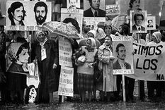 Entre otras efemérides, el 30 de abril se cumple un aniversario clave: 49 años de la primera ronda de las Madres de Plaza de Mayo.