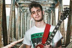 el hijo de vicentico y bertuccelli denuncio que la policia le robo y amenazo con matarlo