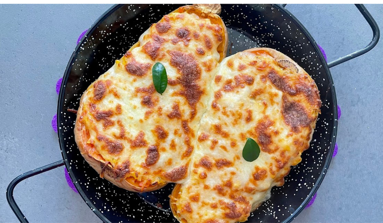 En muchas casas argentinas, esta receta de calabaza rellena de pollo y queso se prepara como una versión más ligera de los clásicos gratinados. En muchas casas argentinas, esta receta de calabaza rellena de pollo y queso se prepara como una versión más ligera de los clásicos gratinados.