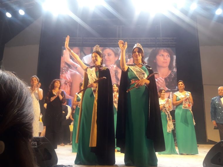 Daniela Vanín es la reina; y Pía Zoe Vega, la Virreina de Santa Rosa 2020. (foto: www.tiempodeleste.com).
