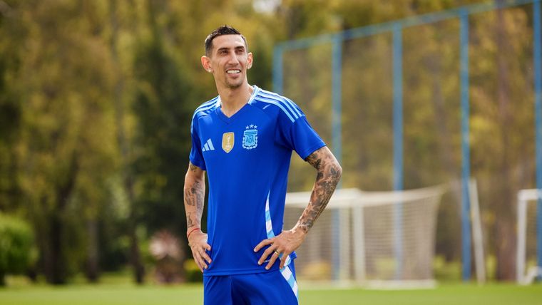 Ángel Di María posa con la camiseta alternativa. Foto: @Argentina