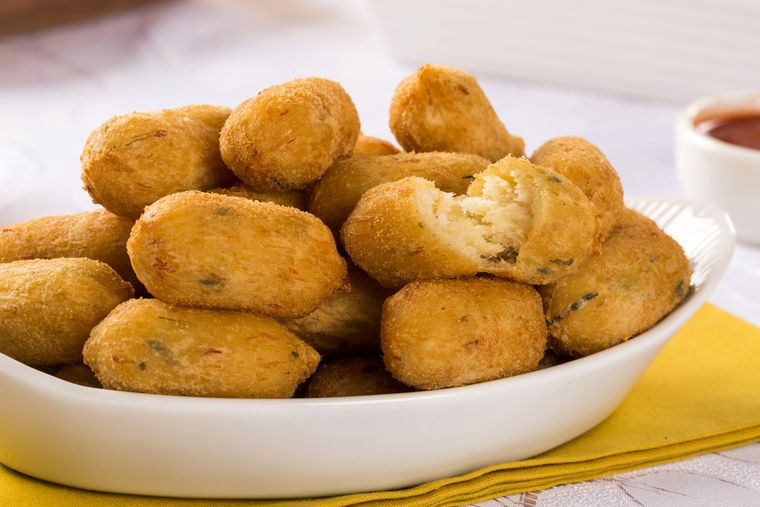 Los buñuelos de bacalao tienen raíces en la cocina sefardí y se popularizaron en España y Portugal, esta receta es utilizada como parte de la tradición culinaria de Cuaresma. Los buñuelos de bacalao tienen raíces en la cocina sefardí y se popularizaron en España y Portugal, esta receta es utilizada como parte de la tradición culinaria de Cuaresma.